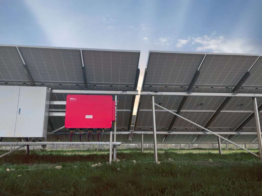 350 kW-os REFU inverter telepítve napelempark kollektorai alatt, valós ipari környezetben