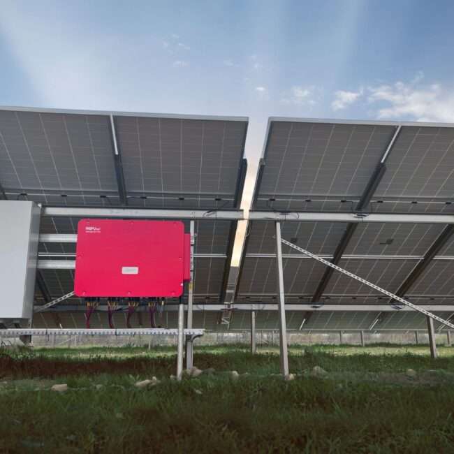 350 kW-os REFU inverter telepítve napelempark kollektorai alatt, valós ipari környezetben